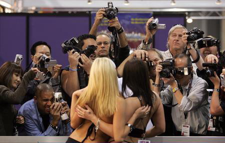 2025年正版资料免费大全中,2025年澳门金牌谜语,2025澳门天天免费精准大全,动态解答落实_至尊定制版85.874